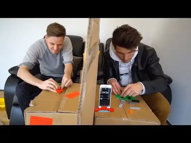 EIN KOMISCHER TYP SPIELT MIT LEGO & QUATSCHT MIT EINER KAMERA