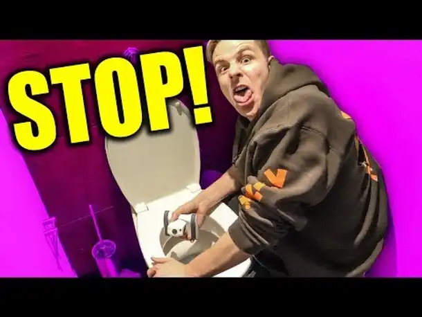 Rewi steckt meinen Roboter in die UFO Toilette